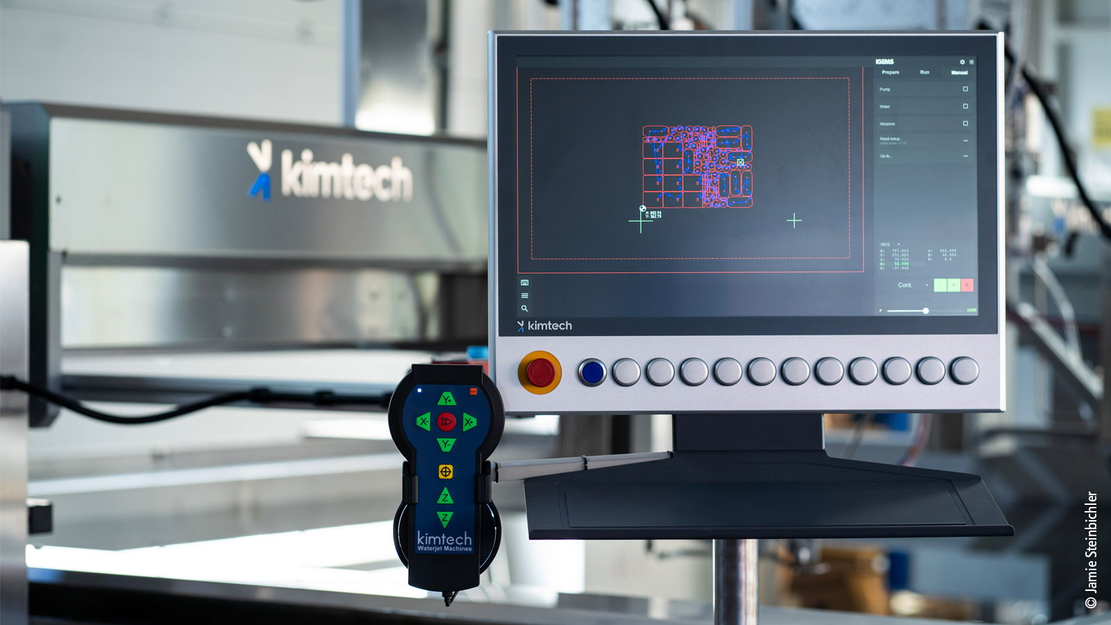PC-based control helps to optimize offcuts: The contours of panels can be captured by a camera and read into the control system. The machine operator can then set the zero point of the pending production order in the user interface.