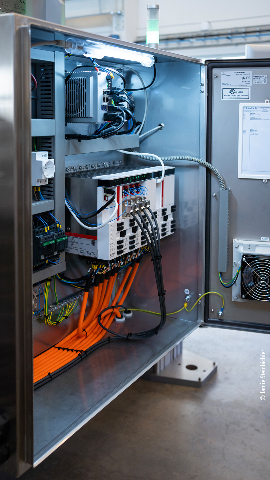 Despite the many axes, the control cabinet remains compact and clearly arranged, with the AX8000 multi-axis servo system (bottom) and the C6030 ultra-compact Industrial PC (top).
