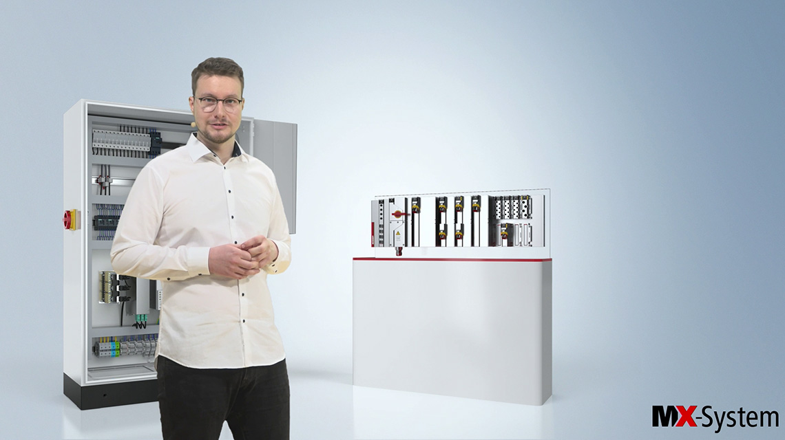 Produktmanager Marvin Düsterhus präsentiert die schaltschranklose Automatisierungslösung: das MX-System.