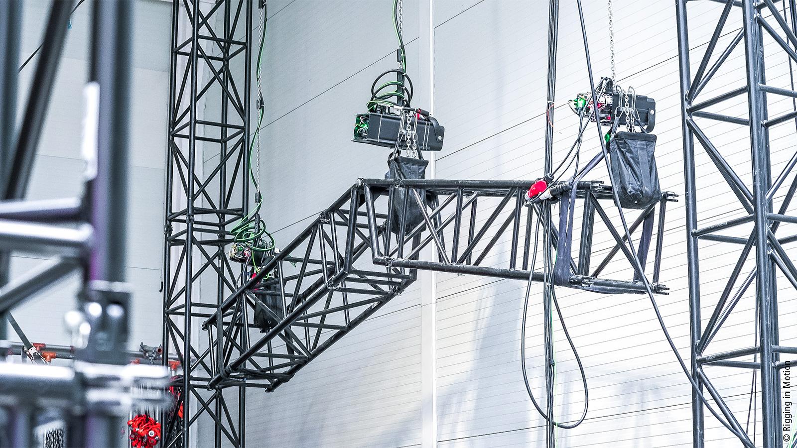 With its headquarters in the Hungarian city of Dunakeszi, Rigging in Motion Ltd specializes in the automation of stage technology. The company’s trusses and rigging platforms are used worldwide in film productions and event stunts – all automated with PC-based control. 
