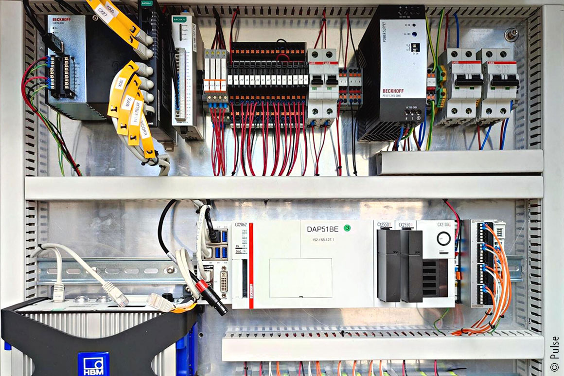 Control cabinet with a CX2000 Embedded PC and connected ELM-series measurement terminals (center) as well as a CU8130 UPS (top left) and a PS2000 power supply (top right)