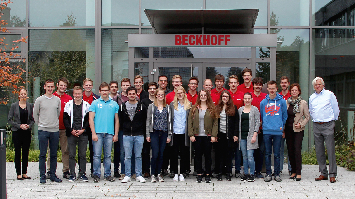 Die Studierenden im Jahr 2017 bei der Begrüßung durch den geschäftsführenden Inhaber Hans Beckhoff in der Unternehmenszentrale in Verl. 