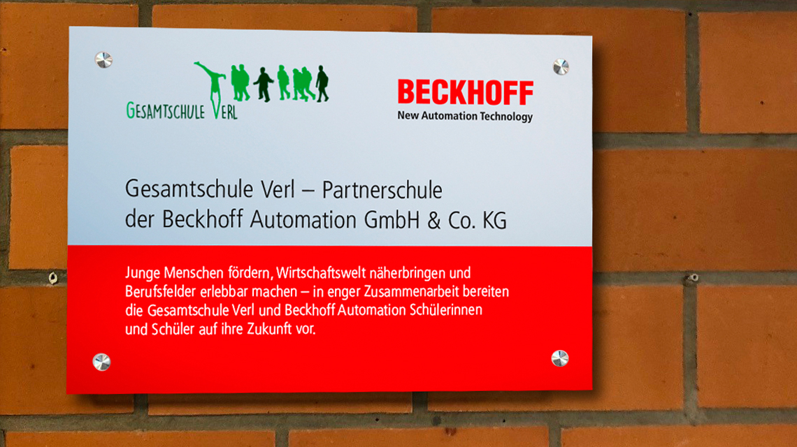 Kooperationsschild der Gesamtschule Verl und Beckhoff Automation 