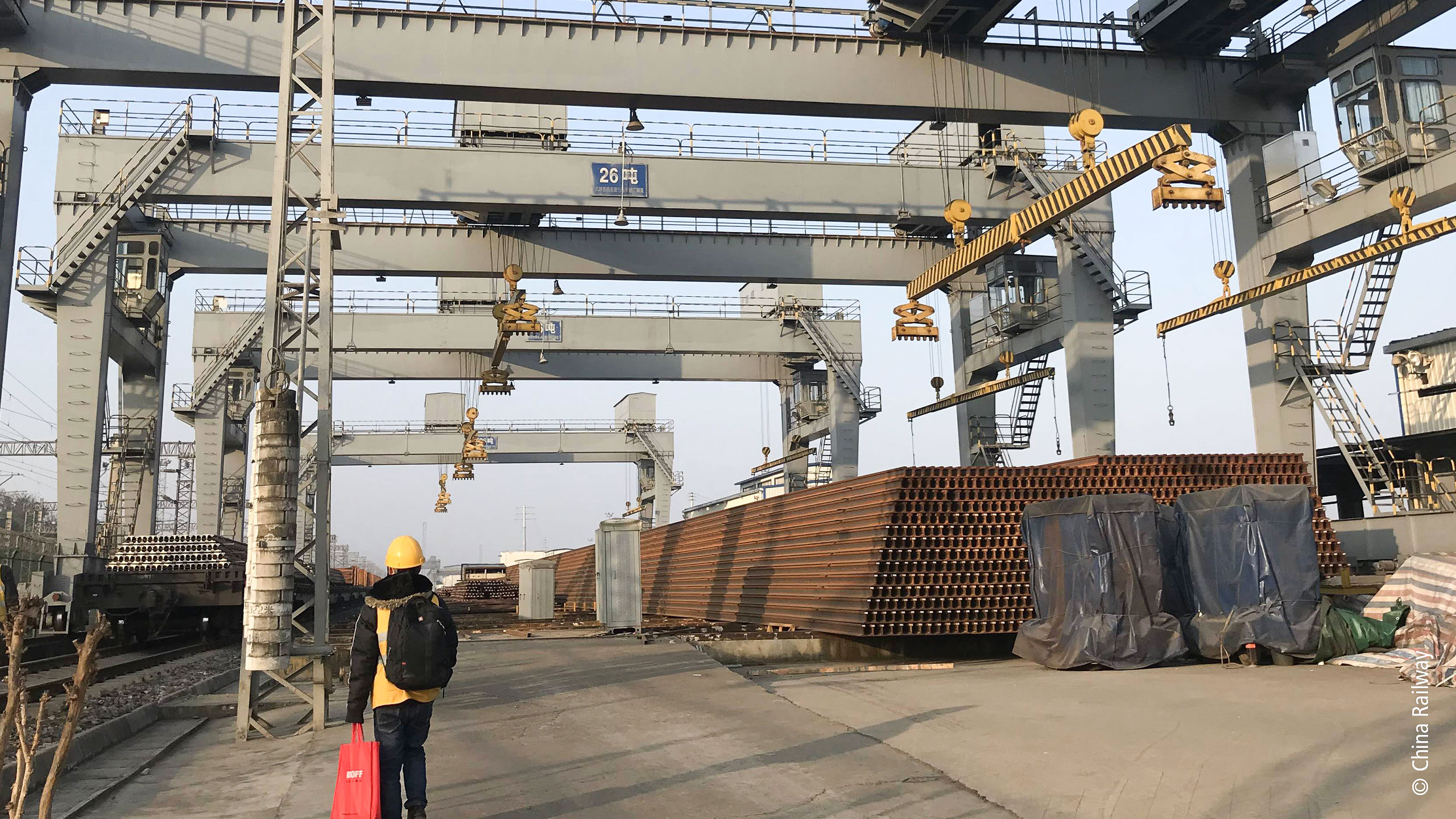 Tandem crane lifting systems from China Railway handle 100 m railroad tracks, among other things. 