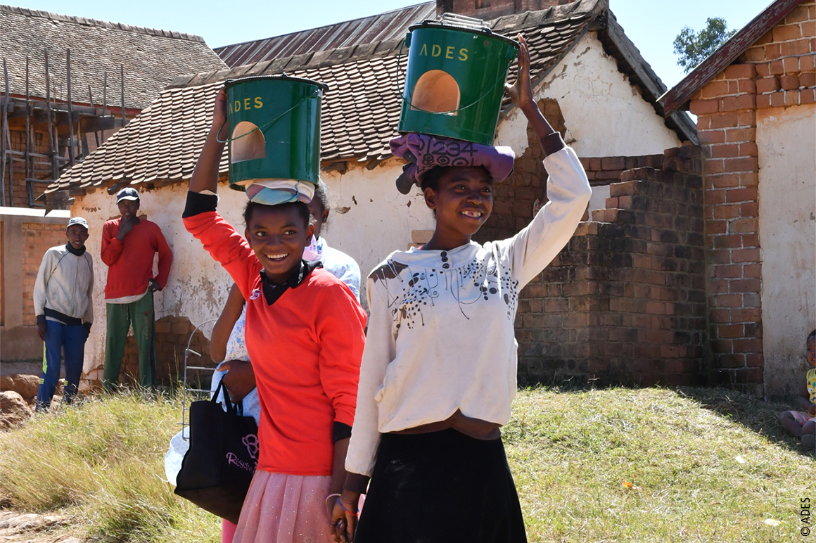 The myclimate organization offers projects for the voluntary offsetting of CO2 emissions: we subsidize solar cookers for the people of Madagascar. 