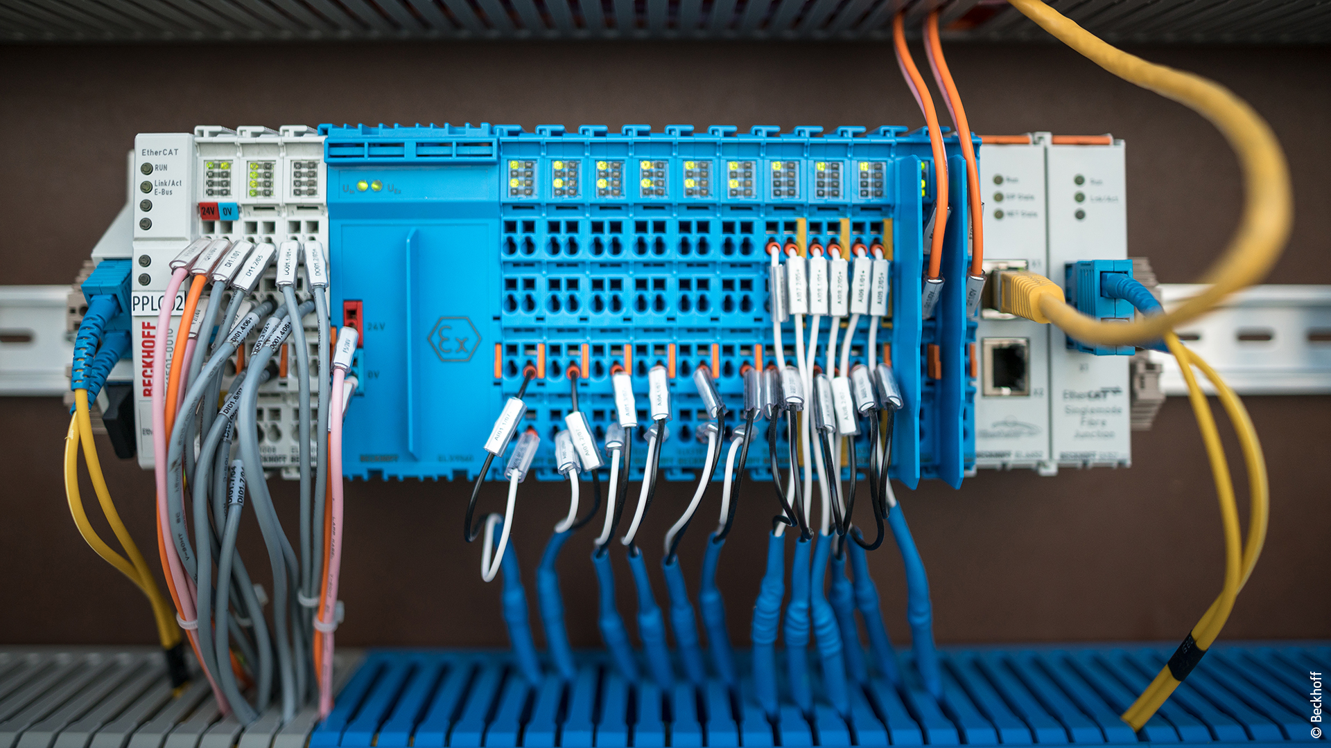 With the intrinsically safe ELX system, the signals can be acquired and processed directly from the hazardous area. By using fiber optic lines with cable redundancy, the extensive plant sections can be reliably automated and from long distances. 