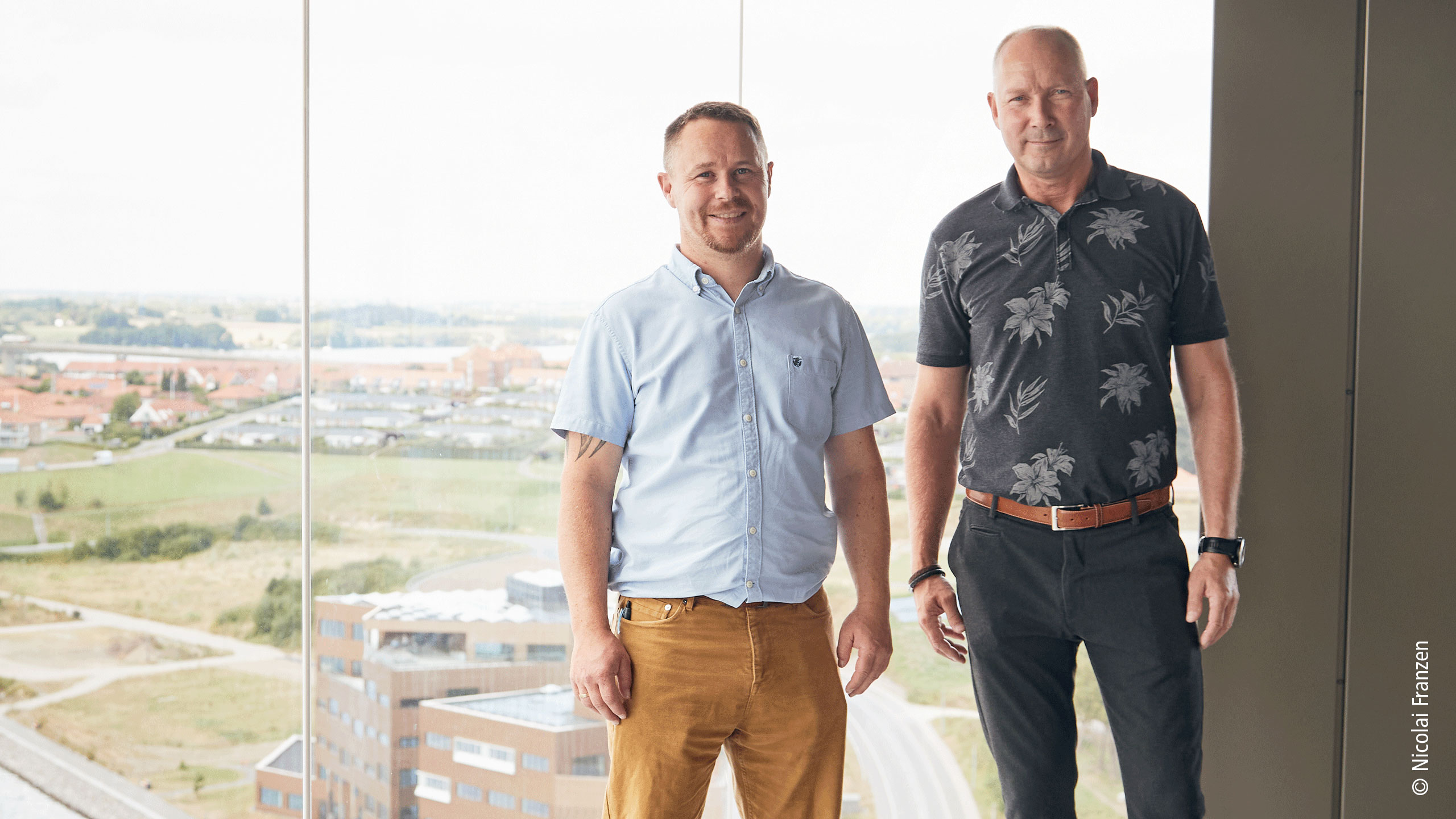 Auf der Aussichtsplattform im 16. Stock: Michael Kurth (links), Facility Manager im Alsik Hotel, und Morten Rasmussen (rechts), Account Management Building Automation bei Beckhoff Dänemark  