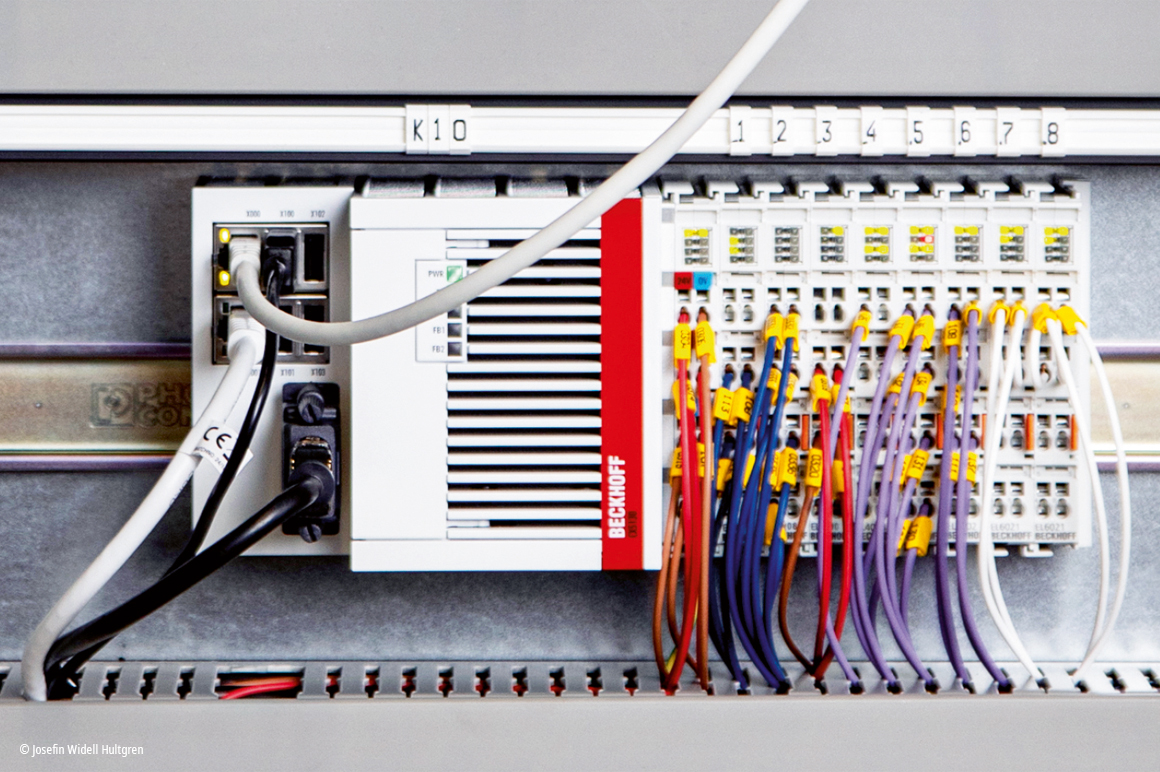 A fanless CX5130 Embedded PC with its multi-core Intel Atom® processor forms the basis for dynamic regulation of the vapor pressure and control of the fan motor and circulation pump.