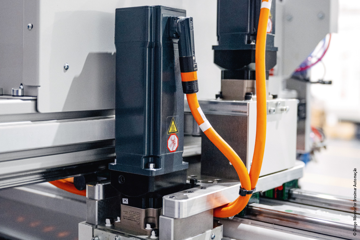 TF8560 contains components for typical motion applications in plastics machinery.