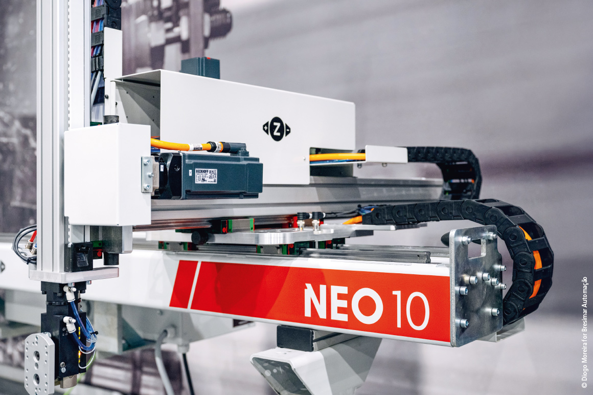 The NEO 10 cartesian robot increases the dynamics and precision of pick-and-place applications with AM8000 synchronous servomotors, the AX8000 multi-axis servo system, and TwinCAT 3.
