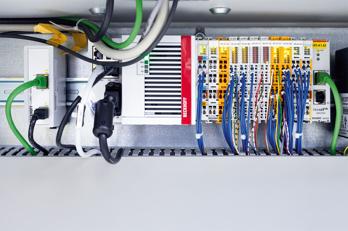TwinCAT 3 NC PTP and TwinCAT HMI are installed on a CX5240 Embedded PC.