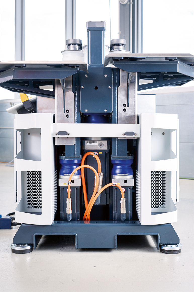 Without the space-saving AM8000 servomotors and One Cable Technology as the connection technology, it would not have been possible to design such a compact roller bending machine.