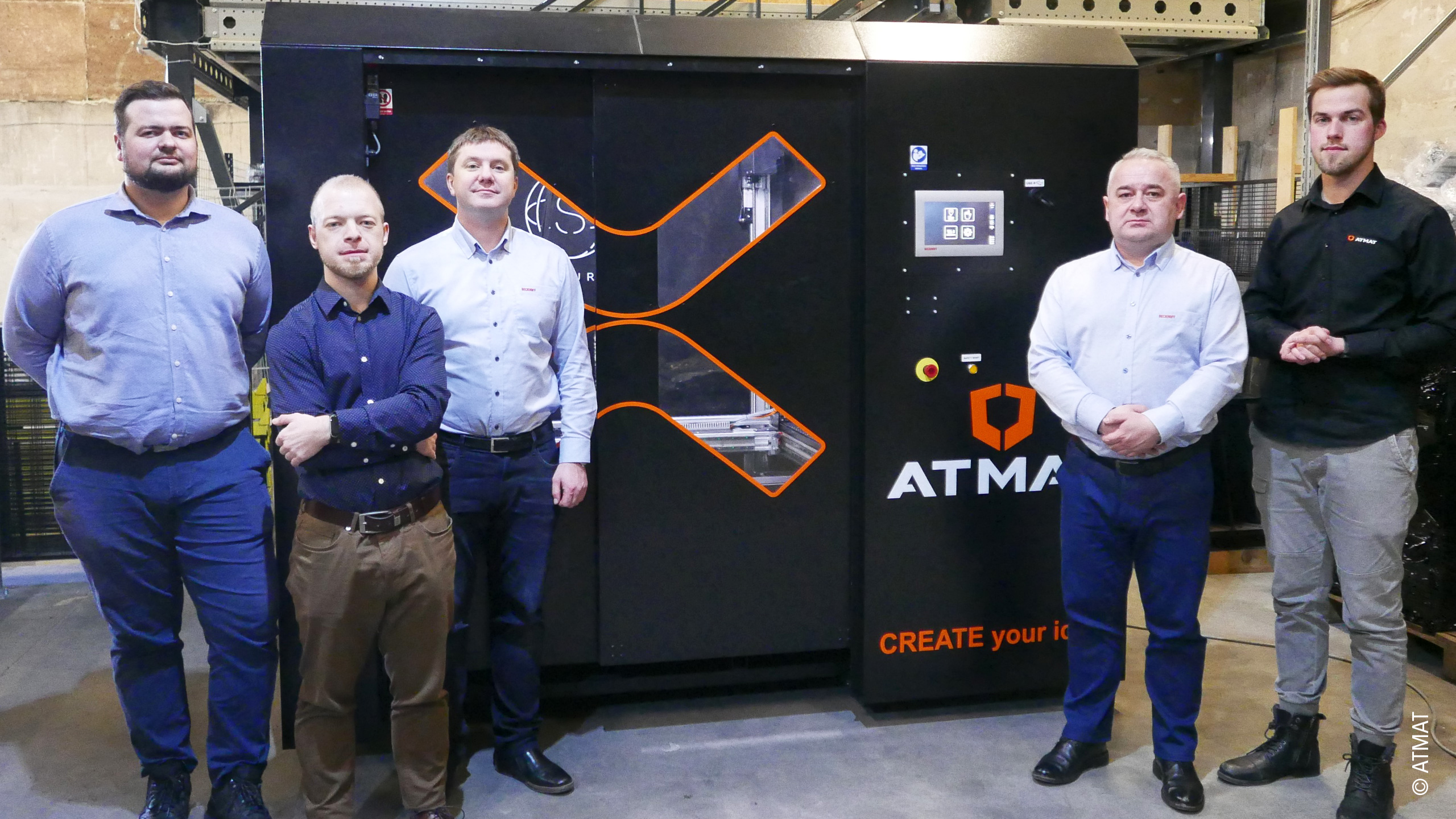 Experts in front of the Saturn 3D printer (from left): Robert Grolik, Automation Department Manager, Jacek Domański, Senior PLC Programmer, both from ATMAT, Key Account Manager Sebastian Aszklar and Local Sales Manager Krzysztof Pulut, both from Beckhoff Poland, and Mateusz Dyląg, Chief Operating Officer of ATMAT 