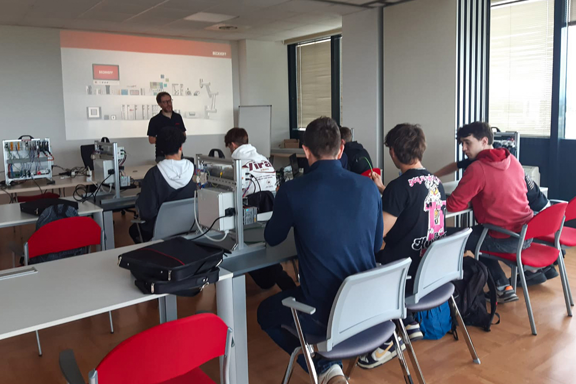 Gli studenti divisi in gruppi di lavoro nei laboratori della sede Beckhoff Italia di Padova, impegnati nella programmazione e configurazione dei moduli motion.