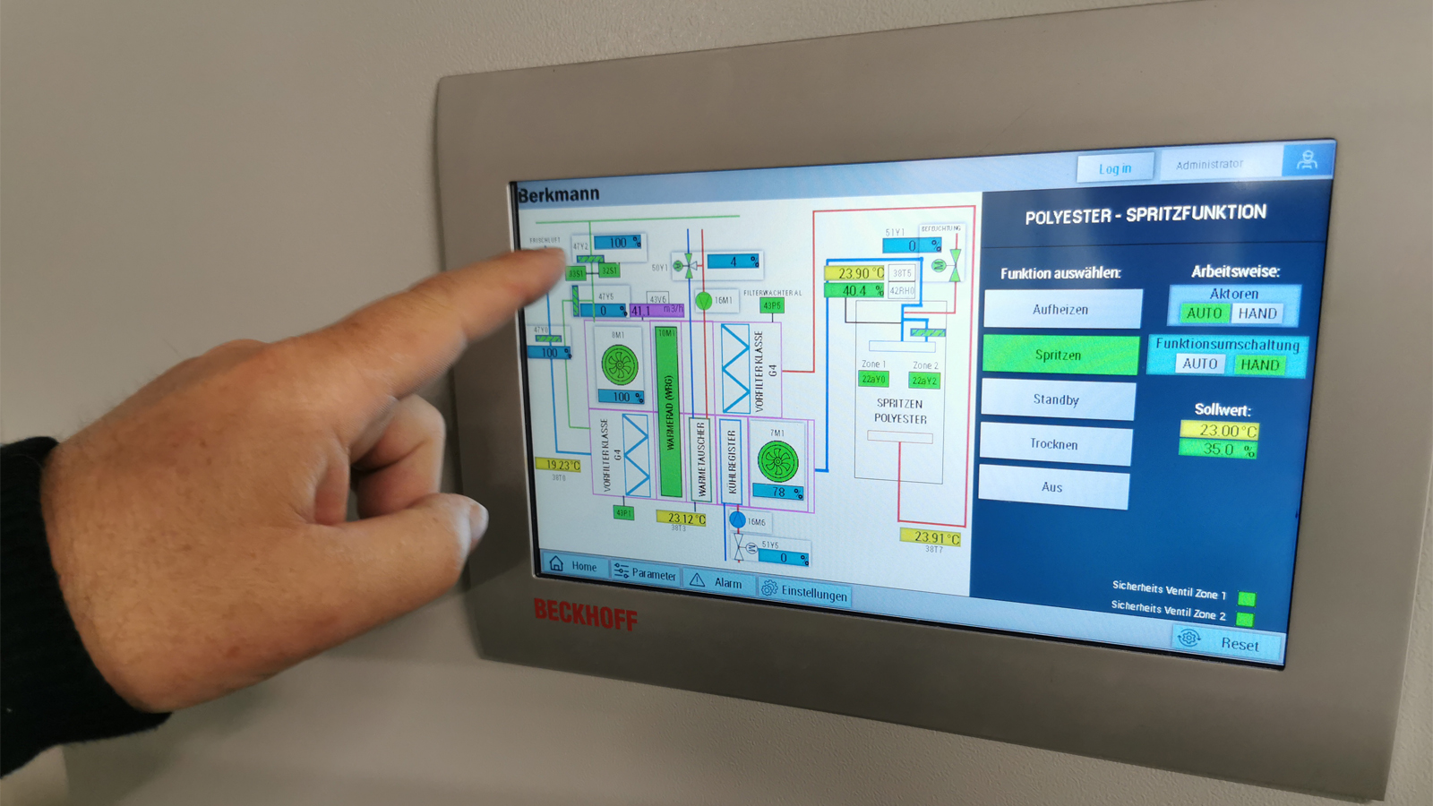 The Beckhoff CP690x built-in touch panel provides a clear, convenient location from which to visualize and operate the varnishing plant using the HTML5-based TwinCAT HMI. 