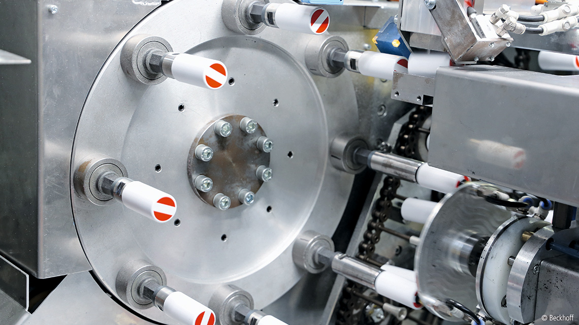 Für ein taktgerechtes Aufstecken bzw. Abnehmen von Kapsel-Rohlingen beim Revolver sorgen Servomotoren aus der AM8000-Serie. Diese „managen“ auch die Bewegungen des Drehtellers.