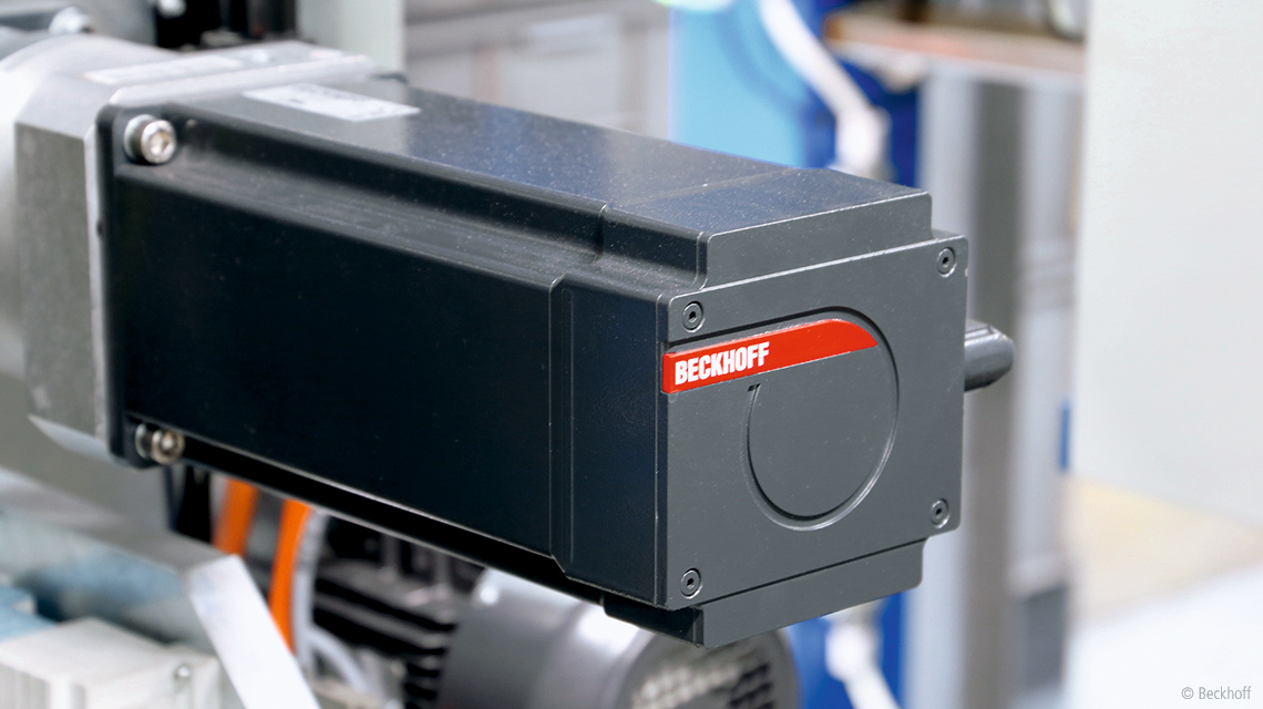 Dank Kurvenscheibenfunktion einfach zu synchronisieren: Egal, mit welchem Tempo die Anlage läuft, die Servomotoren AM8000 orientieren sich einzig und allein an der ihnen vorgegebenen Kurve.