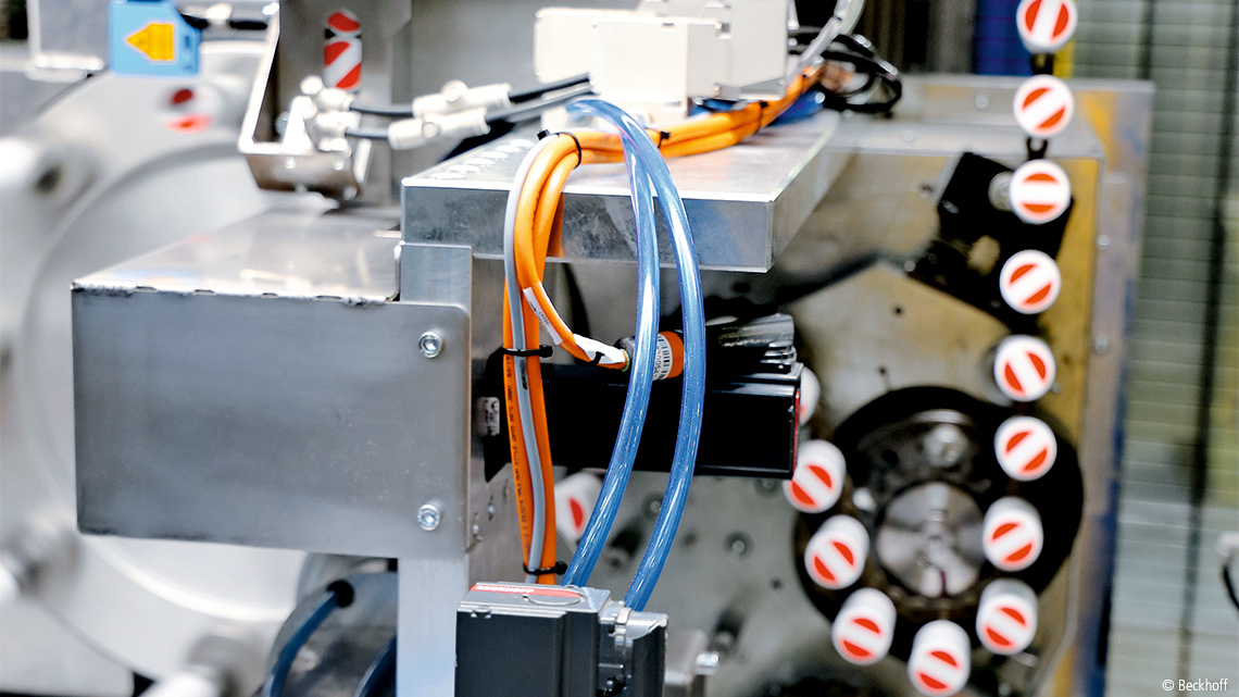 Das Zusammenspiel zwischen der kleinen und der großen Antriebstechnik lässt sich in TwinCAT mit einem Software-Schalter für alles lösen.