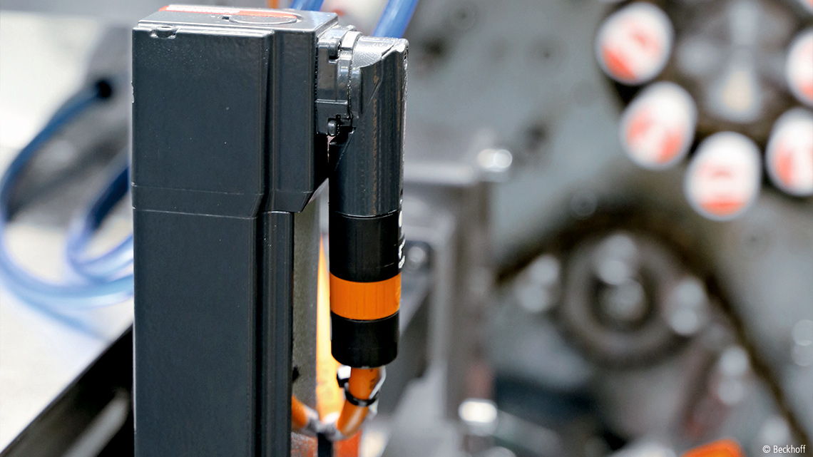 Servoantriebstechnik von Beckhoff Automation regelt den Transport der Rohlinge durch die Lackieranlage.