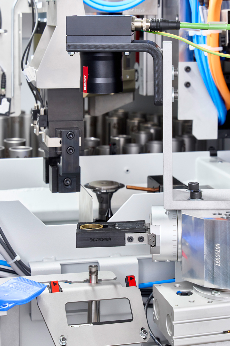 Beckhoff VCS2000 area scan camera with VOS3000 lens for vision- and AI-based quality control of ring blanks