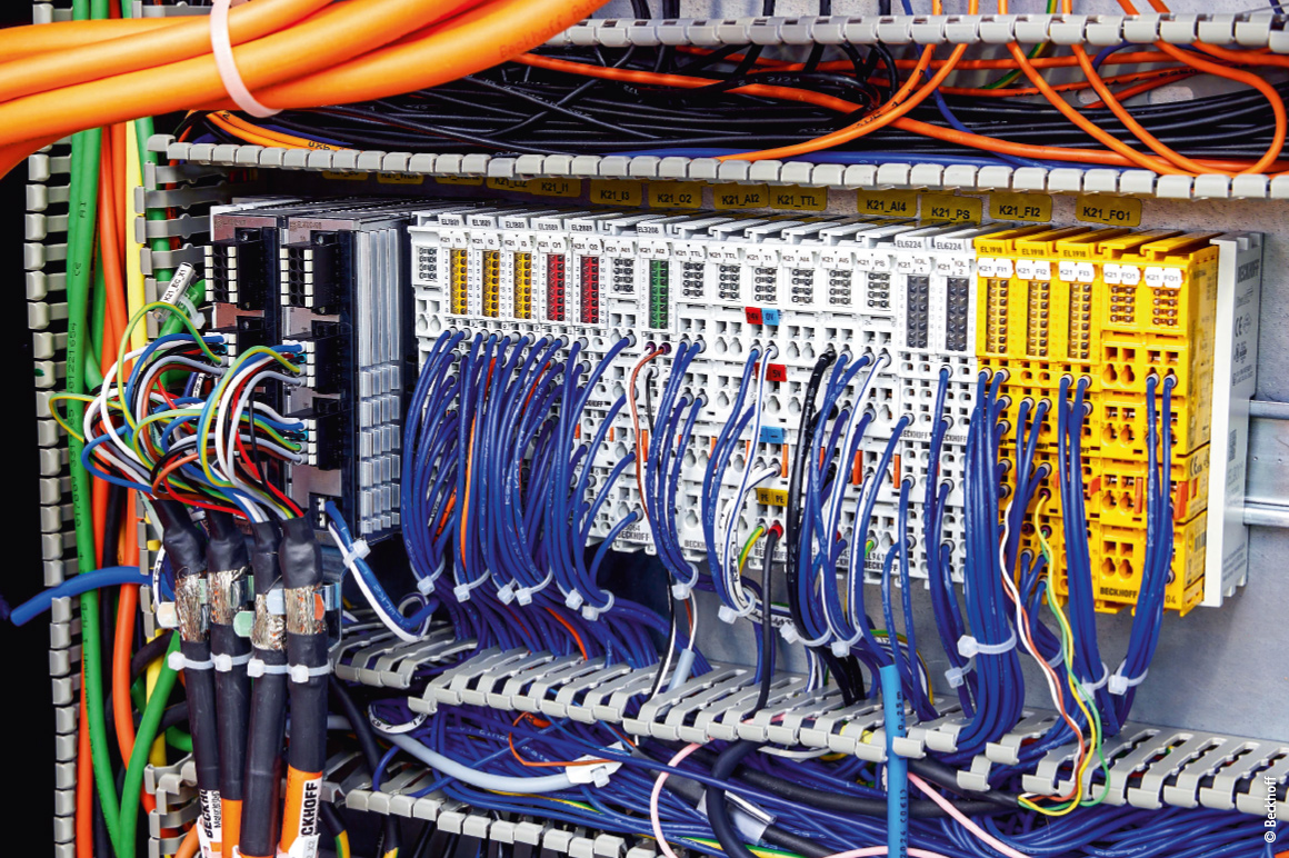 The ELM7212 2-channel servomotor EtherCAT Terminals for controlling the AM8100 servomotors of the tower magazine can be integrated into any EtherCAT Terminal segment to save space.