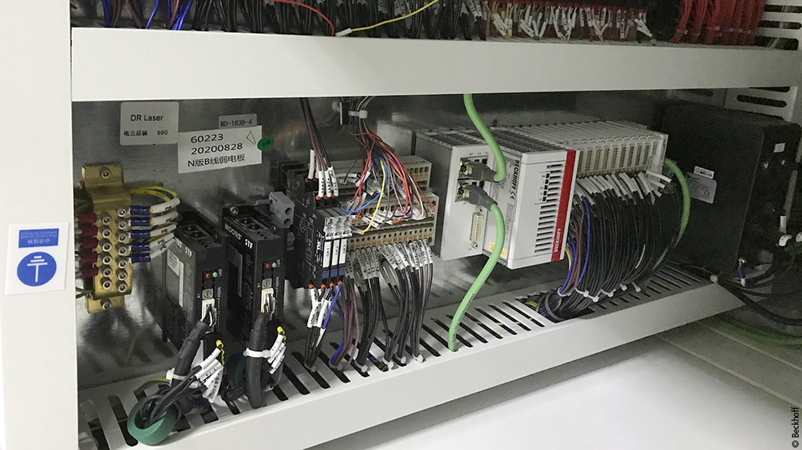Der Embedded-PC CX5120 (unten rechts) bildet den Kern der Steuerungslösung für die modernisierten Laserabtragsmaschinen. 