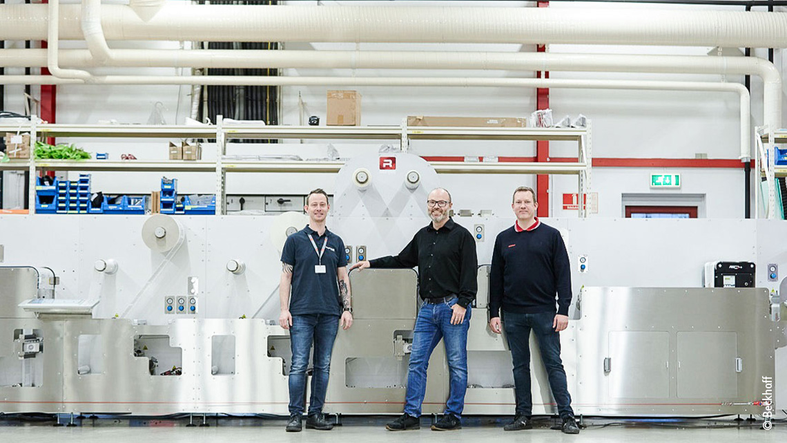Erik Behrend, Maschinenbauingenieur, und Bjarke Gerdes Nielsen, Gründer und CTO, beide von Refine Finishing, sowie Rasmus Jensen, Support-Ingenieur von Beckhoff Dänemark (v.l.n.r.), freuen sich über die langjährige und erfolgreiche Zusammenarbeit. 