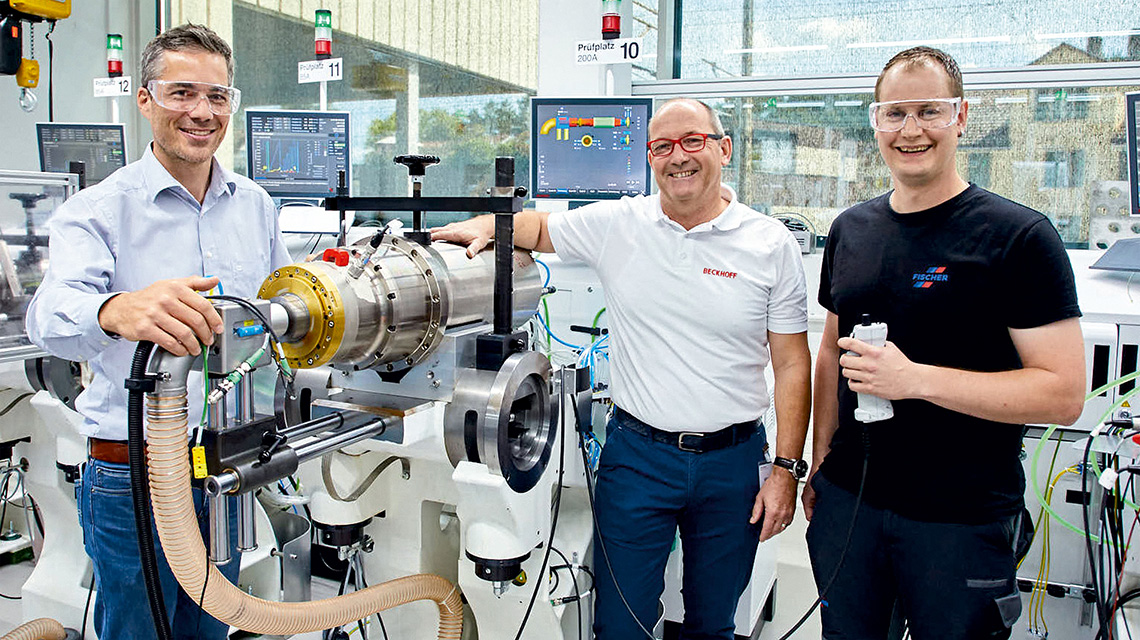 Stefan Schneider, Head of Technology at Fischer AG (left) and Adrian Flükiger, Head of Test Bench Construction at Fischer AG (right) with Andreas Iseli, manager of the Beckhoff Lyssach office (center). 