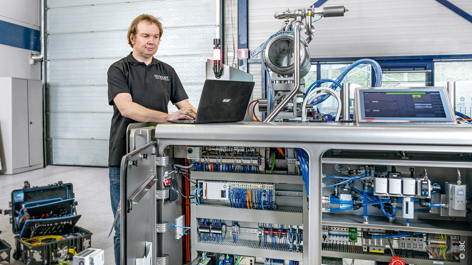 Foodjet engineer Ed de Leur setting up an MDL system: “We have to push just the right amount of sauce through dozens of nozzles at just the right moment. I couldn’t think of a more suitable platform to handle this challenging task than PC-based control.”  