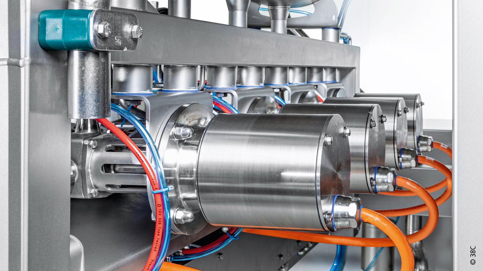 AM8800 stainless steel servomotors controlled by the AX8000 multi-axis servo system reliably pump the sauce through the print heads. 
