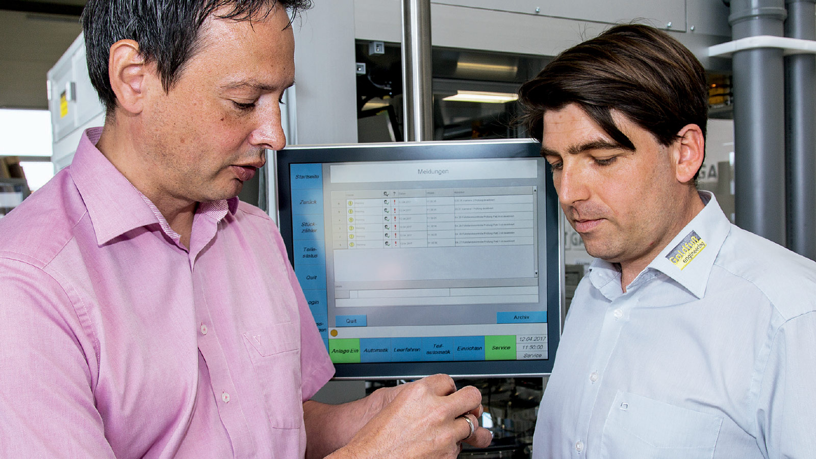 Michael Müller (rechts), Vertriebsleiter Sondermaschinenbau bei Goldfuß, und Dieter Völkle, Vertrieb Beckhoff-Niederlassung Balingen, begutachten die zu montierenden Verschlussdeckel.  