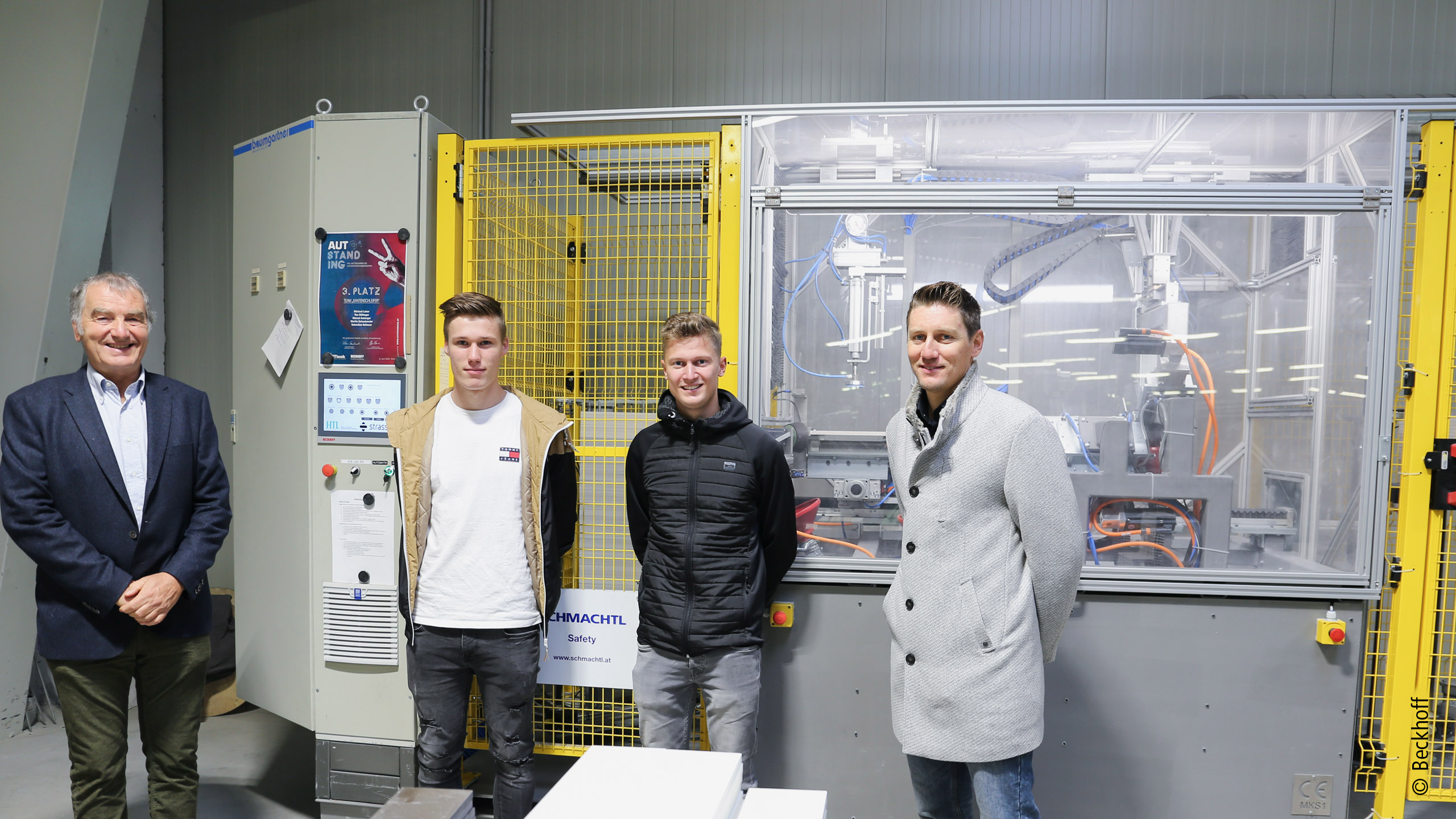 Freuen sich über den Erfolg des Projekts: (von links) Dr. Dipl.-Ing. Felhofer Hubert, Marcel Auberger, Tim Döllinger und Thomas Oberreiter. 