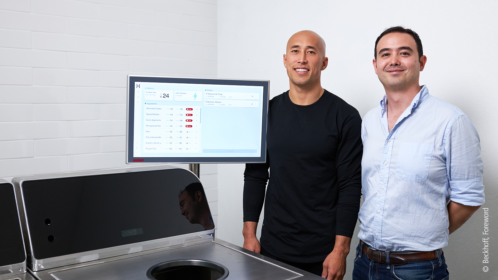 Im Hyphen-Labor in San Jose, neben dem Control Panel CP3924: Steuerungsingenieur Bradley Hwang (links) sowie Mitbegründer und CTO Daniel Fukuba 