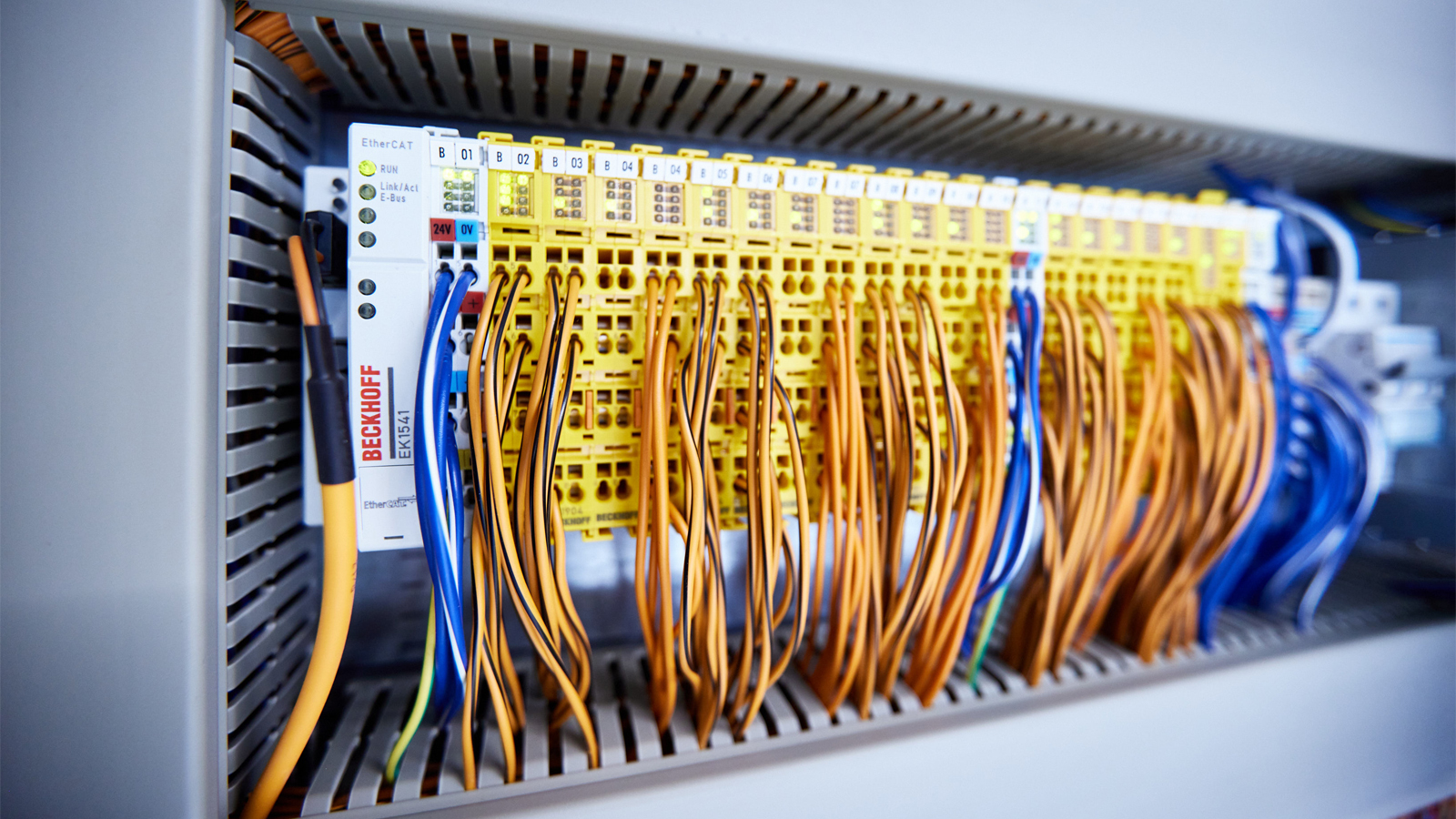 When working with such high voltages and currents, safety is paramount: the system is monitored via TwinSAFE Terminals for over 620 safety-relevant channels. 