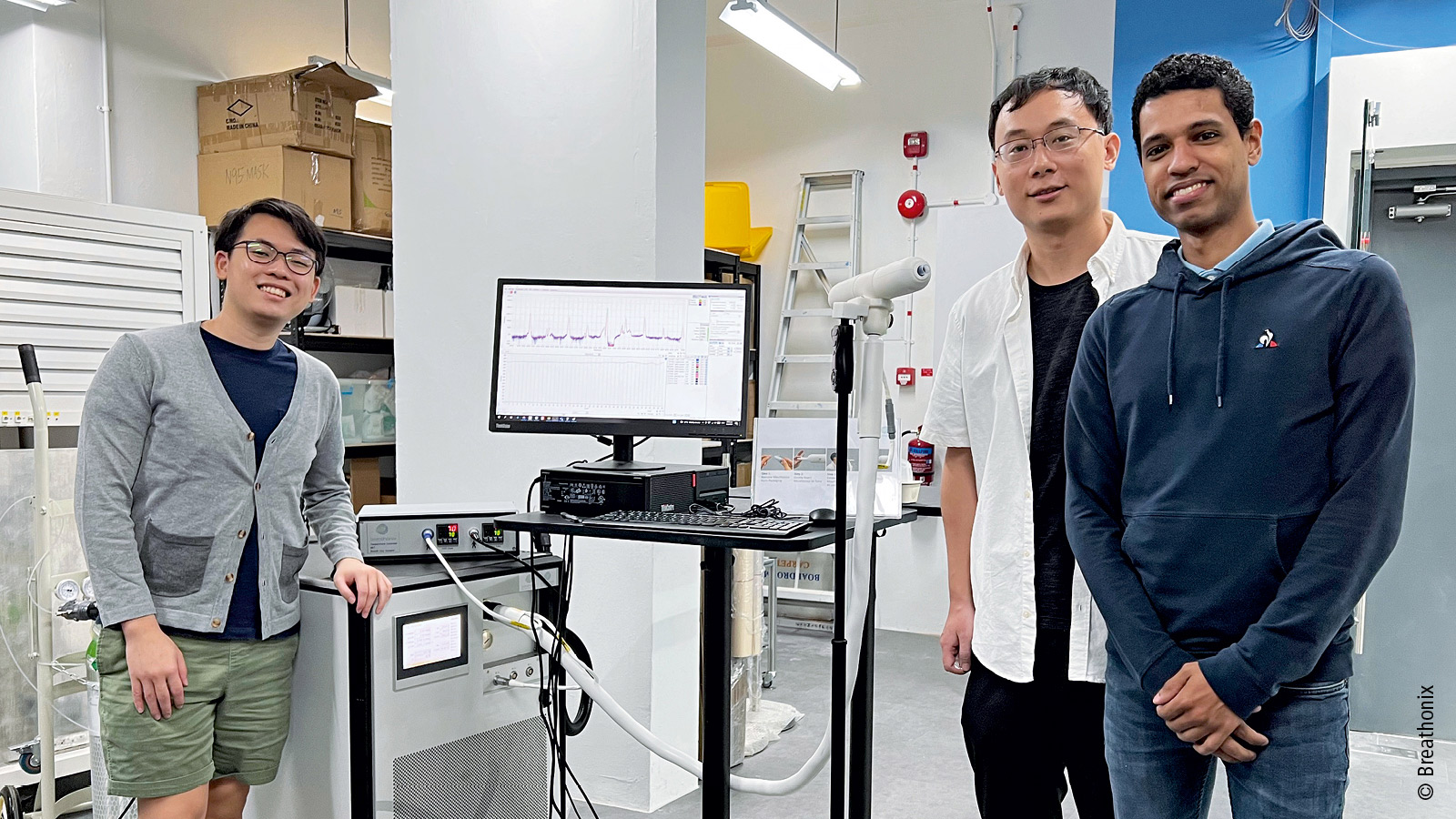 Das Breathonix-Team vor einem PTR-TOF-Analysator von Ionicon: Die Wissenschaftler aus Singapur bereiten die Analysedaten für den neuartigen COVID-19-Atemtest mit einer speziellen Software auf und können nach nur einer Minute bereits das Ergebnis bereitstellen. 