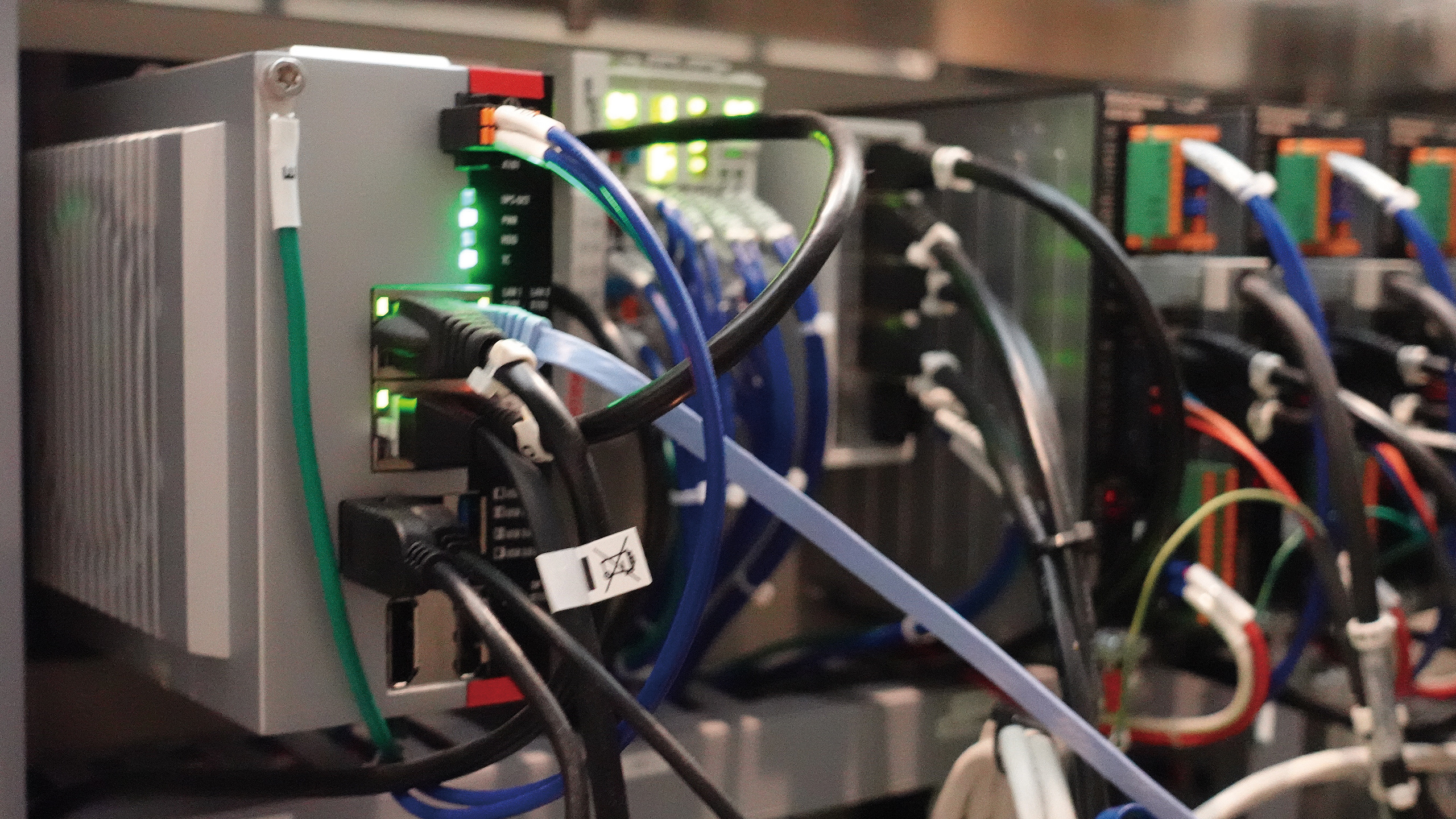 A Beckhoff IPC C6030 not only controls the conveyor systems and oven doors via TwinCAT; the trained AI model also runs on the same device under Windows. 