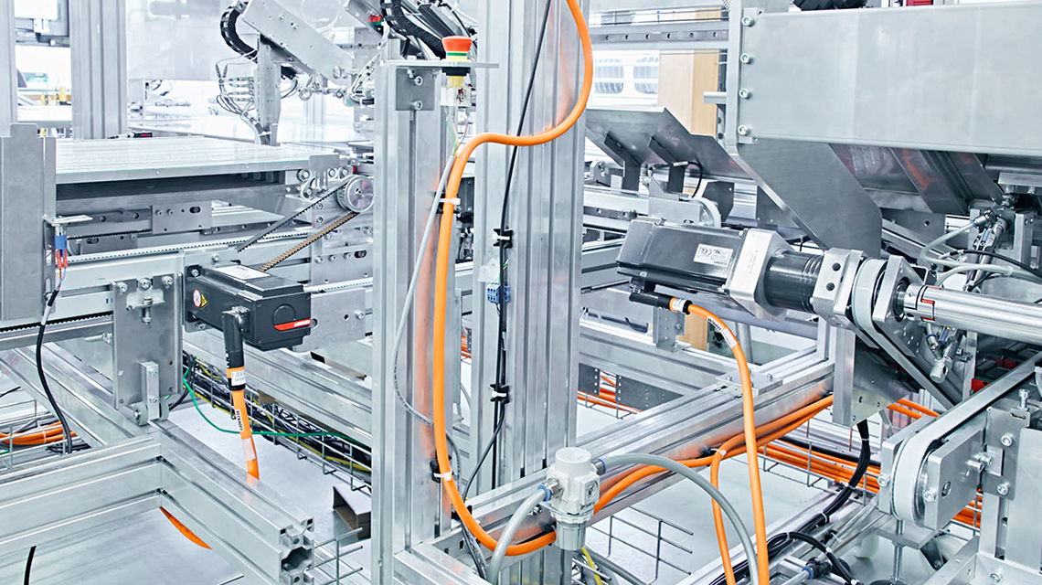 More than 100 drive axes implemented with AM8000 servomotors enable the numerous movements necessary to produce the packaging, transport the goods and insert the articles into the packaging. 