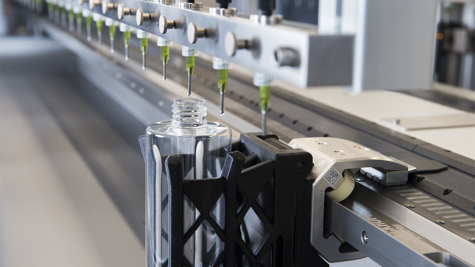 Maskinen har ingen synlige ledninger og diverse mekanik, der skal drejes og skrues på. Den integrerede IPC styrer alt, herunder I/O, servo, pumper og kommunikation til cloud via HTTP/REST.