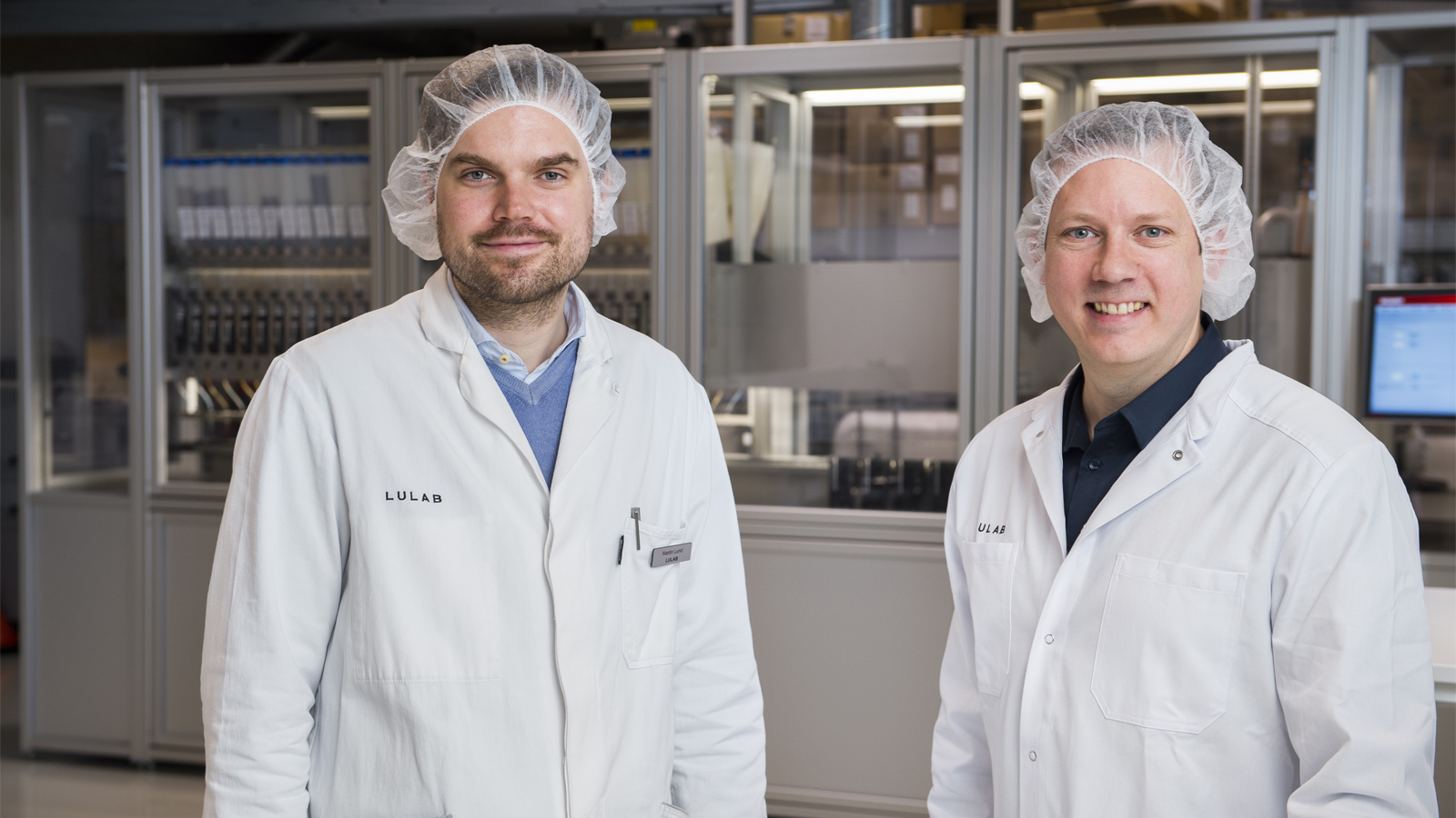 „Det et langt mere bæredygtigt at tilvejebringe et produkt, som kunden virkelig ønsker, fremfor at masseproducere. Vi ønsker at bevise, at det teknologisk set er muligt at udvikle skræddersyede prdukter, der er konkurrencedygtige i pris,“ siger Martin Lund (tv), der står sammen med Rasmus Jensen fra Beckhoff Automation.