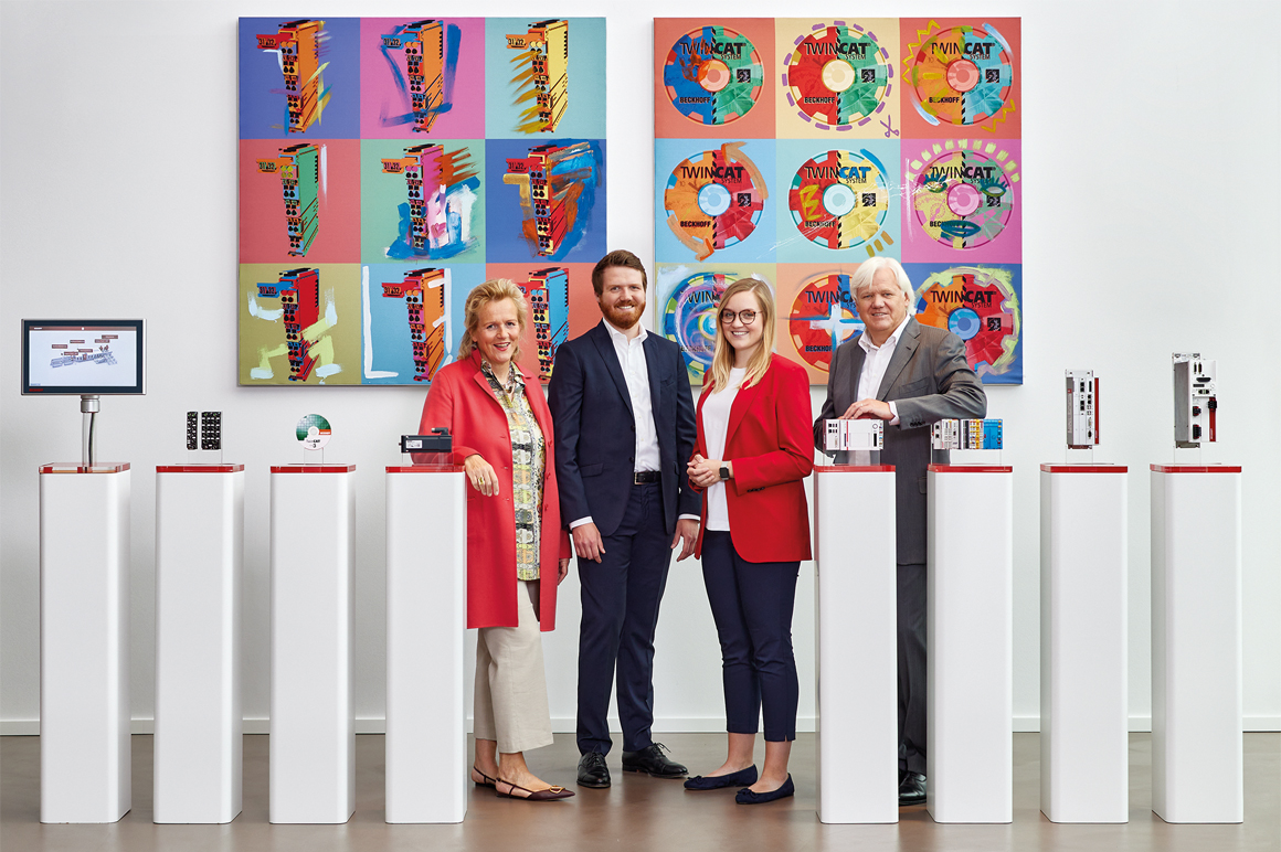 „Hall of Famer“ Hans Beckhoff (r.) neben seinen ebenfalls im Unternehmen verantwortlich tätigen Kindern Frederike und Johannes Beckhoff sowie Ehefrau Dr. Margit Beckhoff (v.r.n.l.)