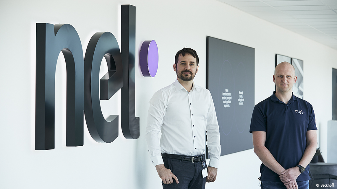 Nel Hydrogen 產品管理高級主管 Michael Stefan（左）和技術與開發主管 Jacob Svendsen （右），負責開發加氫站 