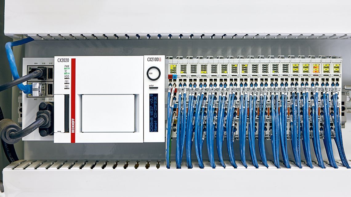 Die Pumpstation wird über einen Embedded-PC CX2020 mit direkt angereihten EtherCAT-I/Os gesteuert. 