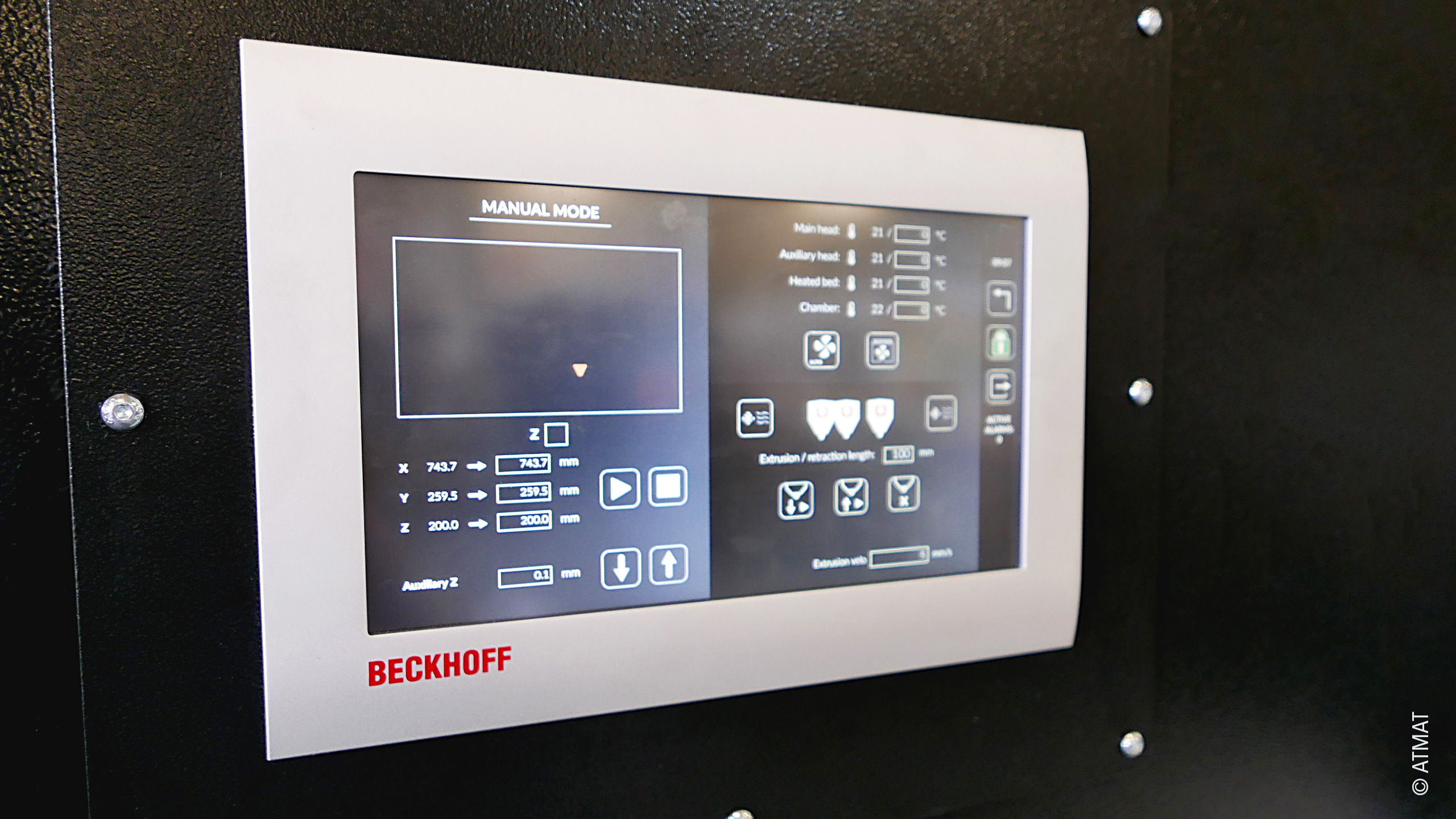 The integrated CP6700 Panel PC with TwinCAT HMI enables convenient operation of the 3D printer. 