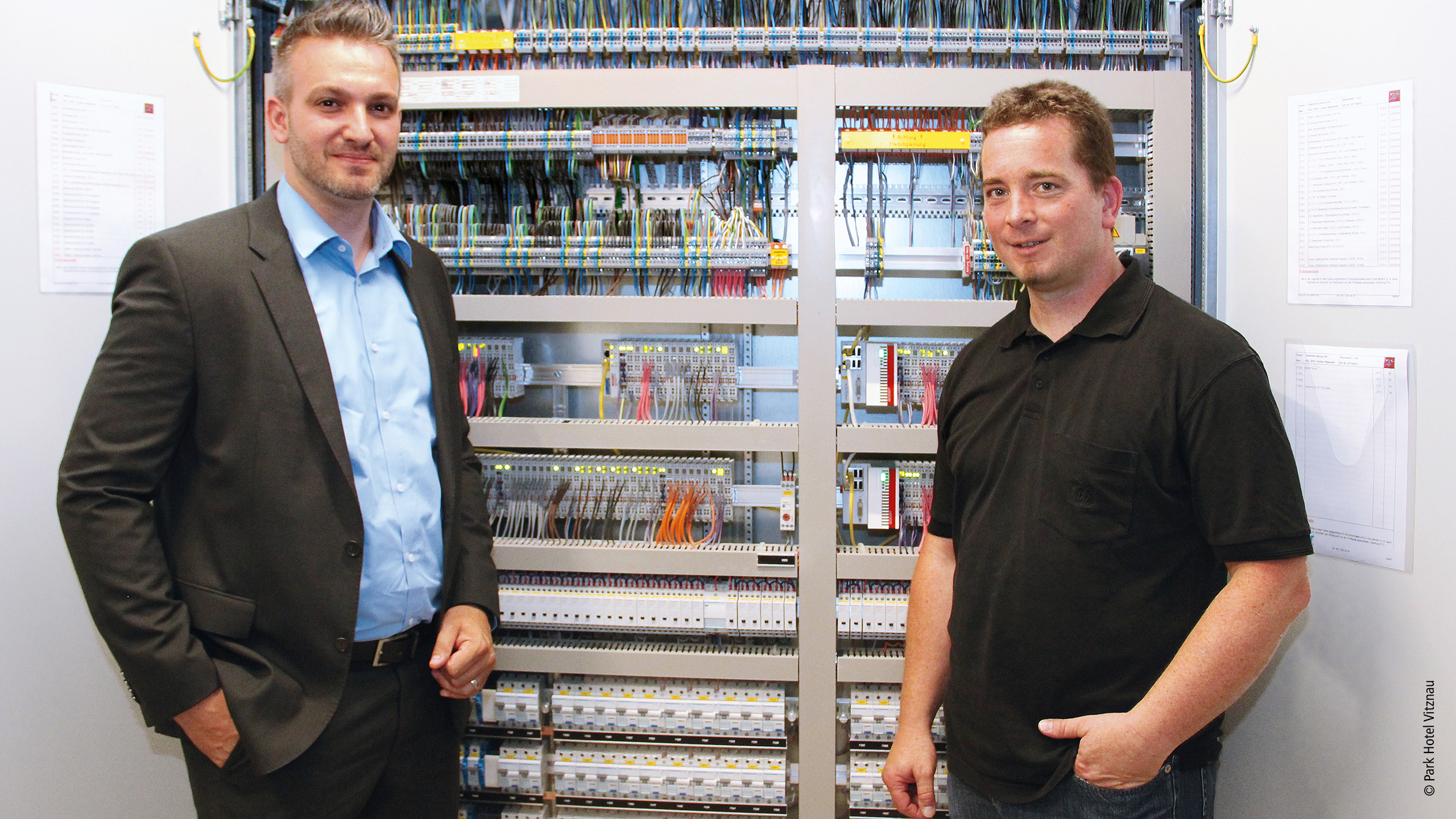 (v. r. n. l.) Andreas Hutter, Projektmanager von Panthek, und Daniel Rothenberger, Sales Manager Building Automation bei Beckhoff Schweiz, vor einem der Etagenverteiler. 