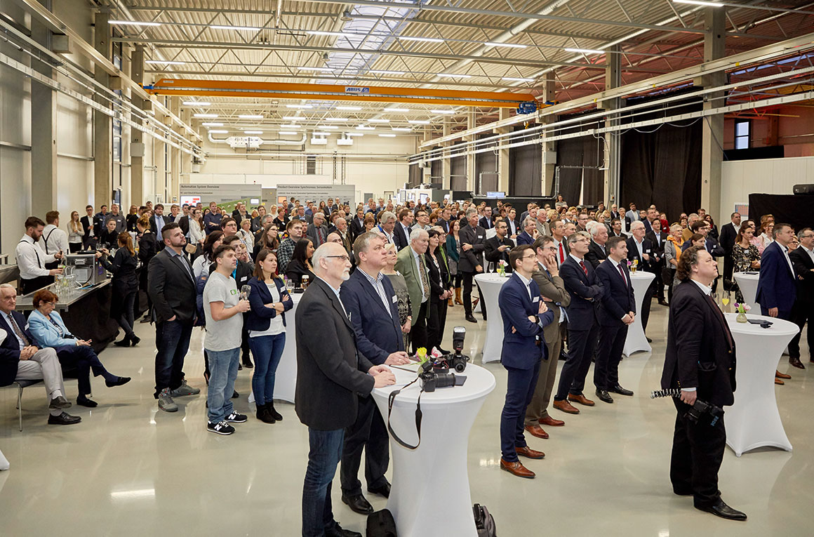 Rund 300 Gäste – Kunden sowie Mitarbeiter von Fertig Motors und Beckhoff Automation – nahmen an der Einweihungsveranstaltung im neuen Produktionswerk in Marktheidenfeld teil. 