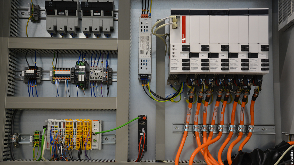Schaltschrank mit Multiachs-Servoantriebssystem AX8000 (rechts), den EtherCAT- und TwinSAFE-Klemmen (unten links) und dem EtherCAT-P-Abzweig EPP1322-001 in Schutzart IP 67 (unten Mitte). 