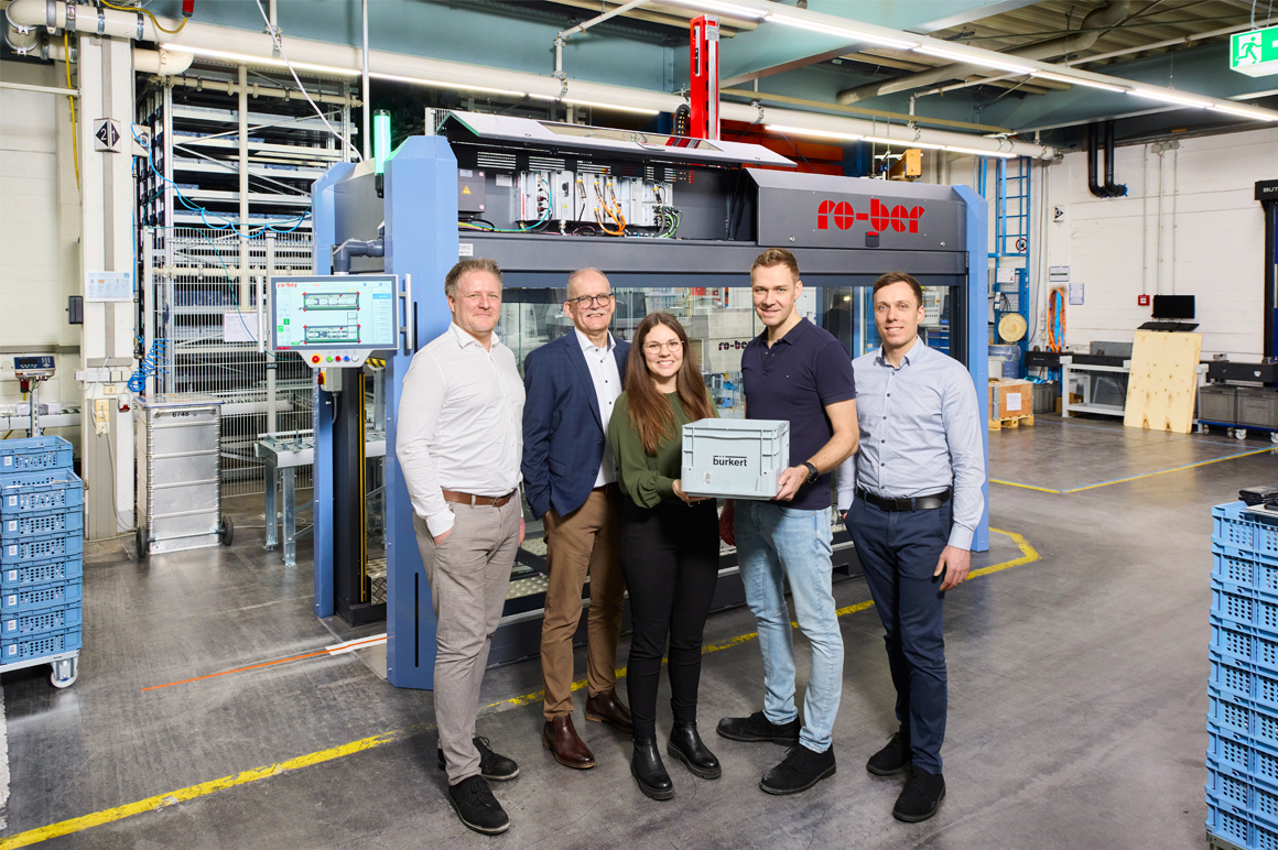 Think outside the cabinet: Frank Landgraf from Bürkert, Elmar Stöve from RO-BER, Antonia Kuhn from Beckhoff, plus Stefan Keilbach and Marius Mazugo, both from Bürkert (left to right).