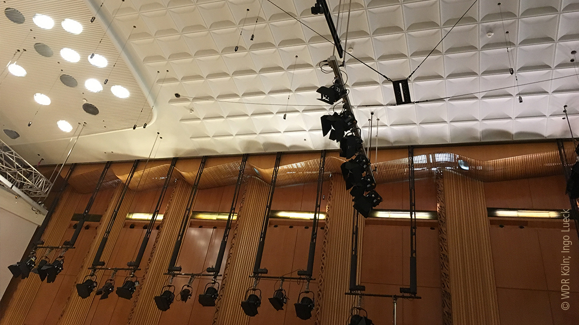 29 1D winches and one 3D microphone winch system in the performance hall of the WDR in Cologne ensure high-quality, precisely targeted audio recordings. Beckhoff drive technology is used to control and move the freely positionable flying frame on which seven microphones are installed. 
