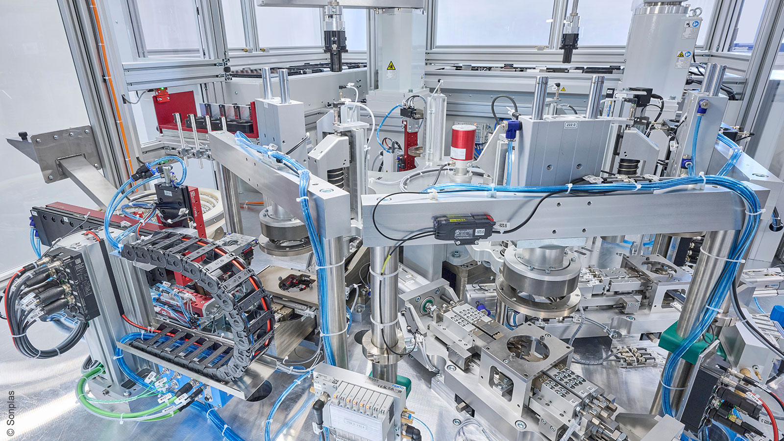 In der von Sonplas entwickelten Maschine zur Vormontage von Statoren sind die einzelnen Prozessschritte auf einem Rundtakttisch realisiert.