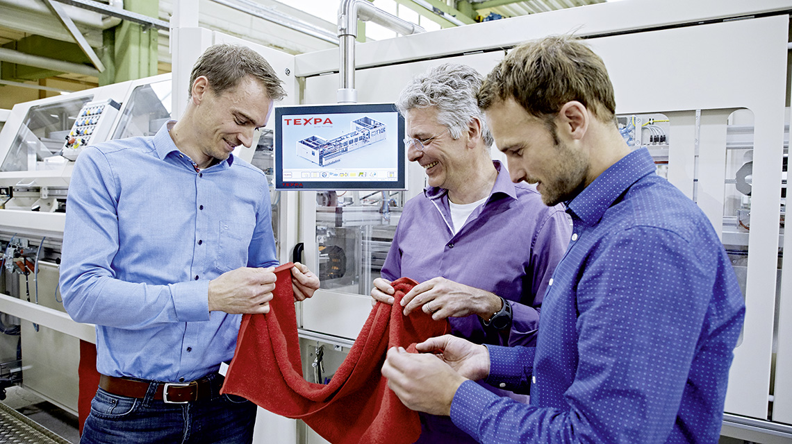 Christian Rott, CTO, and Heiko Hillenbrand, Manager Electronic Engineering from Texpa (right and center), explain the special requirements of terrycloth processing to Mirko Ammersbach from the Beckhoff sales office in Marktheidenfeld. 